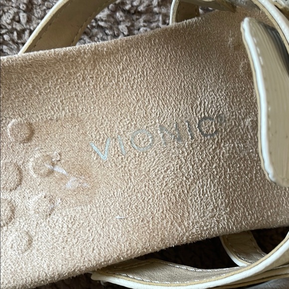 Vionic Cream Sandals with Crisscross Straps Women’s 8 - Picture 2 of 9